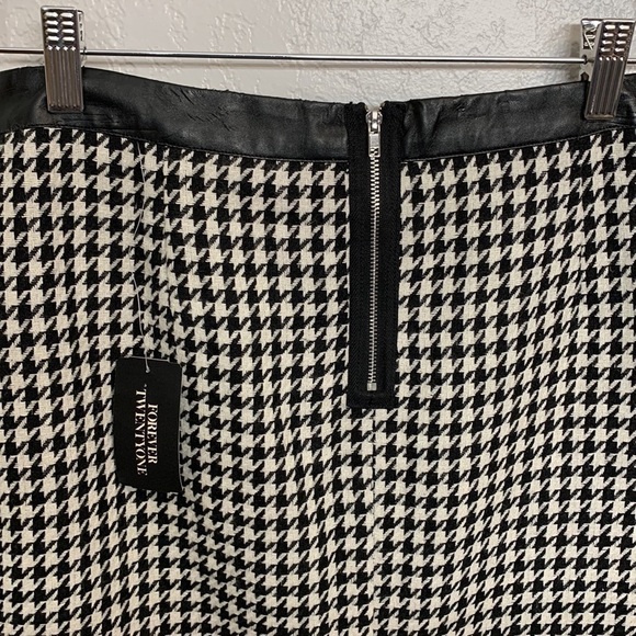 3/$25 Forever 21 Skirt, Size Medium black and white - Picture 8 of 15